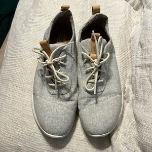 Like new toms lightweight sneakers size 10 women’s